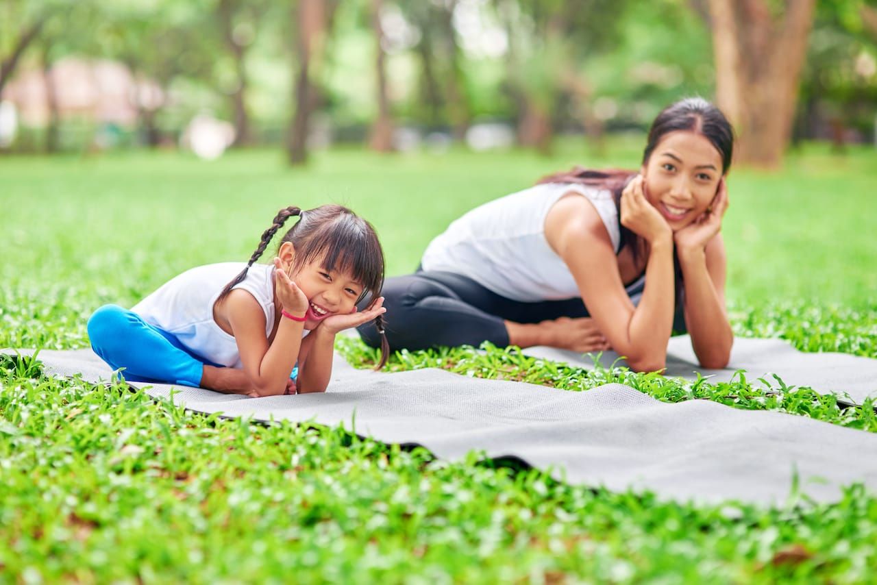 子供と楽しそうにヨガをする母親