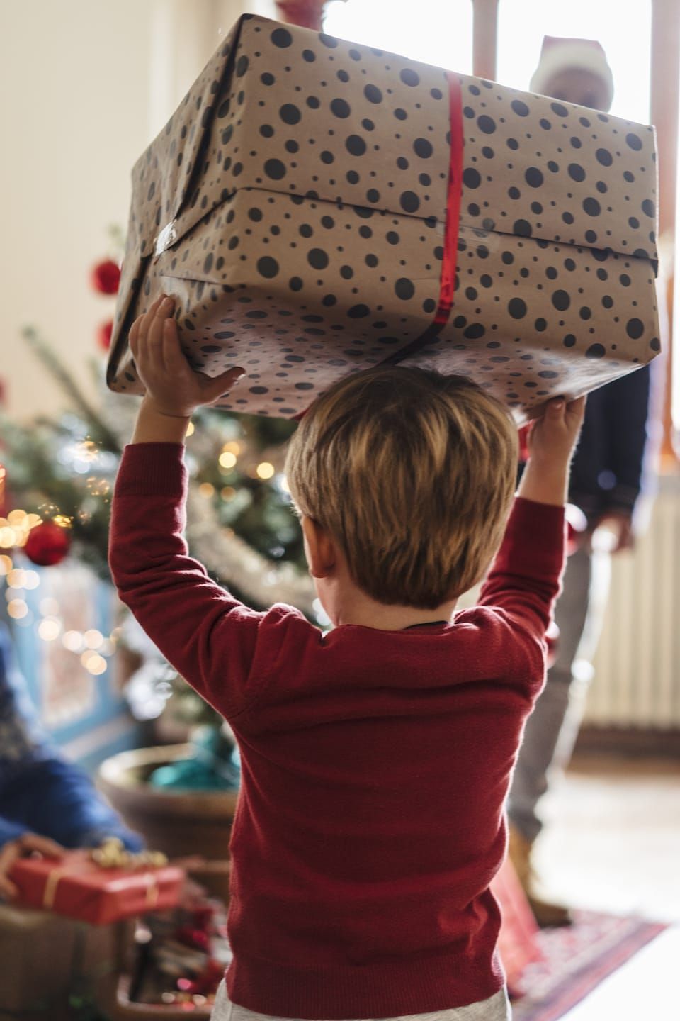 プレゼントを持ってくる男の子