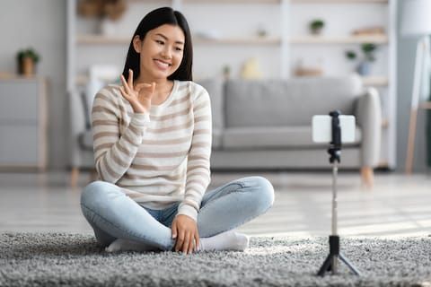 オンラインでヨガを学習する女性